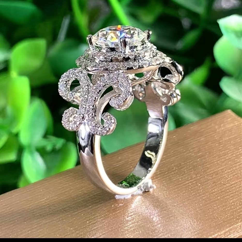 Gorgeous 925 silver plated Ring with Sparkling Zircon Halo - Perfect for Women's